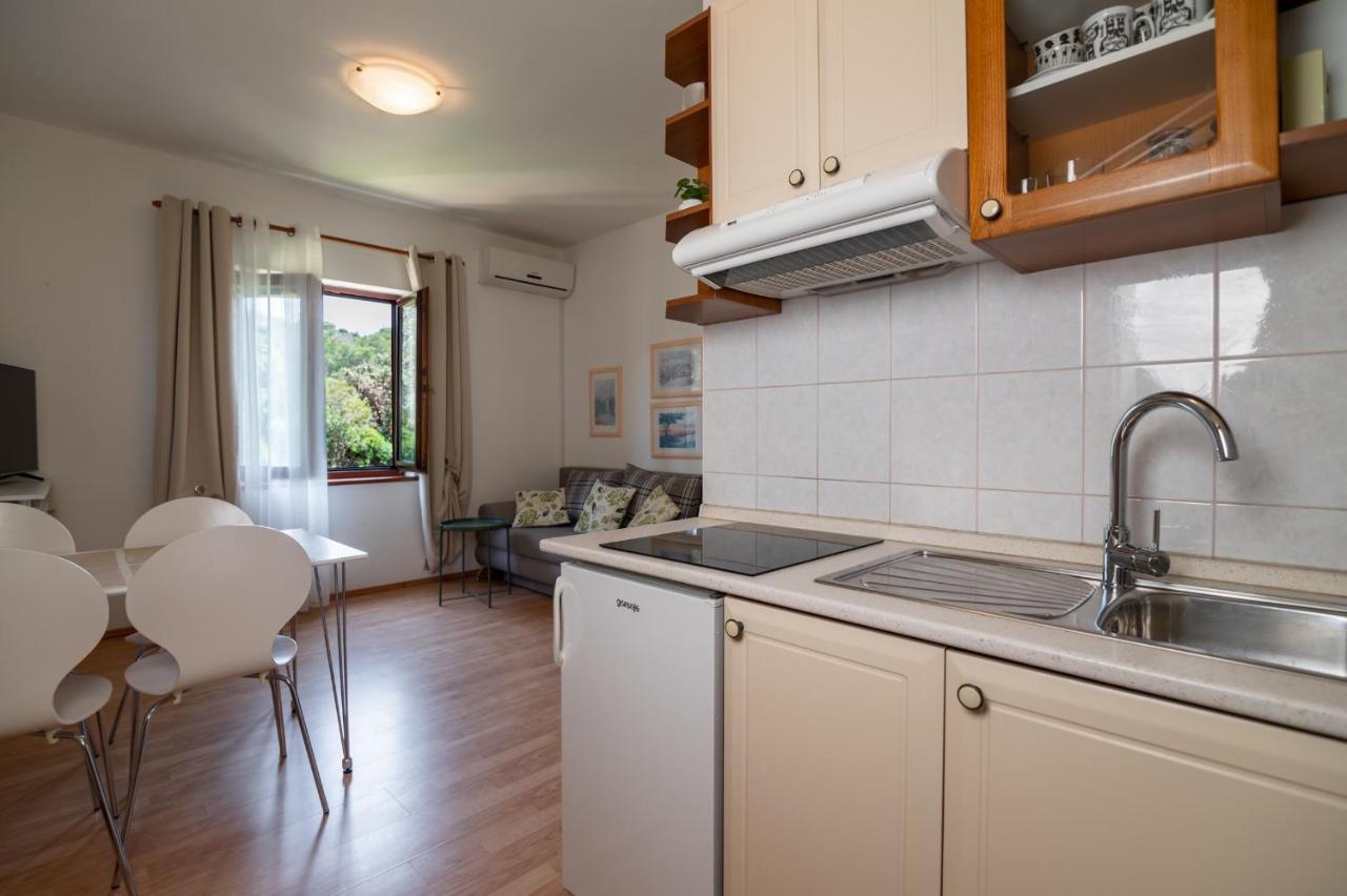 Apartments Rozelyn Ugljan Esterno foto